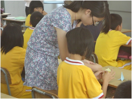 课堂上，老师在耐心地手把手教孩子们折纸