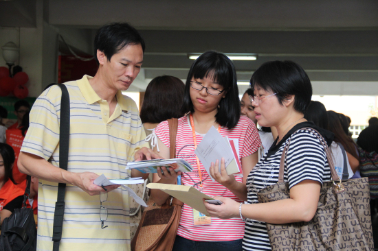 一家三口清点新生资料