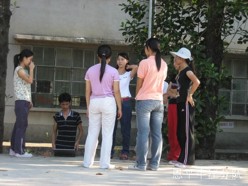 老师们热舞后的讨论