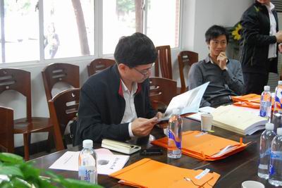 委员们阅读资料