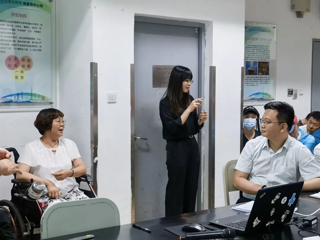 何敏颐在手语翻译志愿服务中的照片.jpg 伟德bv国际体育