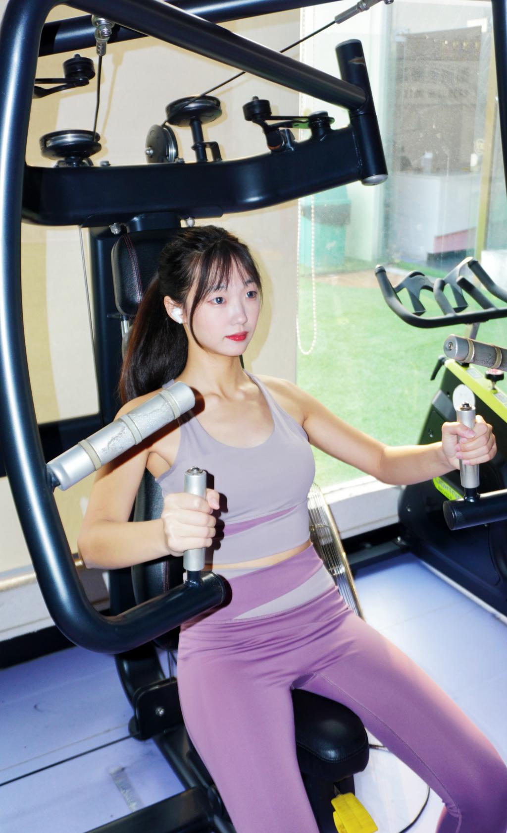 彭子茵在健身房的各种器材上进行锻炼.jpg 伟德bv国际体育