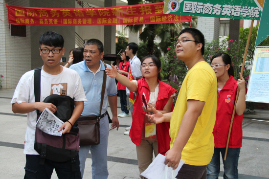 志愿者为新生热情指路