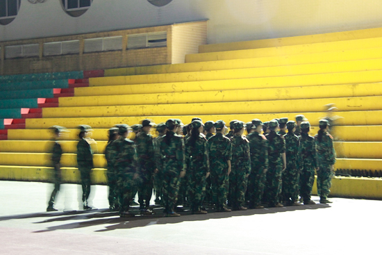 夜幕降临，训练依旧继续