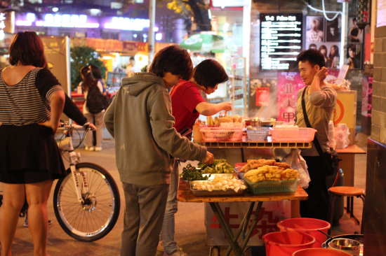 路边小摊生意红火