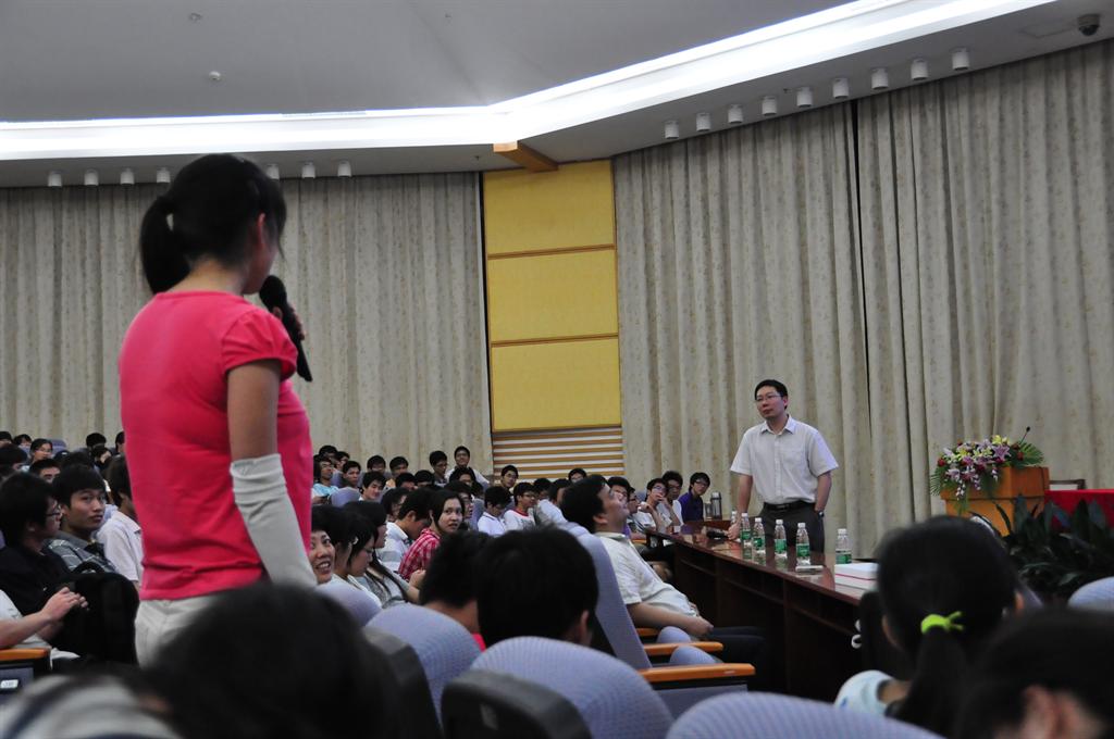 互动环节学生踊跃提问