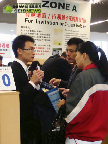 各业务点同学通力合作协助客商快速办理入馆所需证件