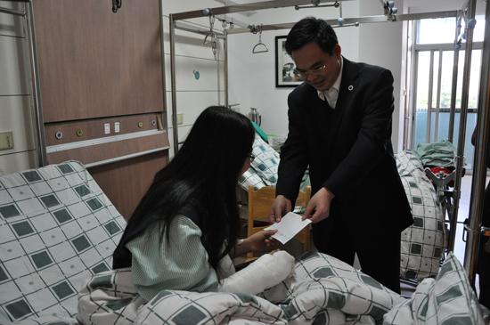 植秀聪送上慰问金，鼓励喻钰芝安心养伤