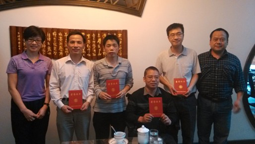 校工会专职副主席苏姚和棋牌协会会长孔晓明给前四名颁奖