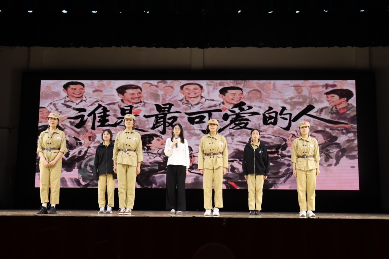 乘风破浪队表演《谁是最可爱的人》.jpg 伟德bv国际体育