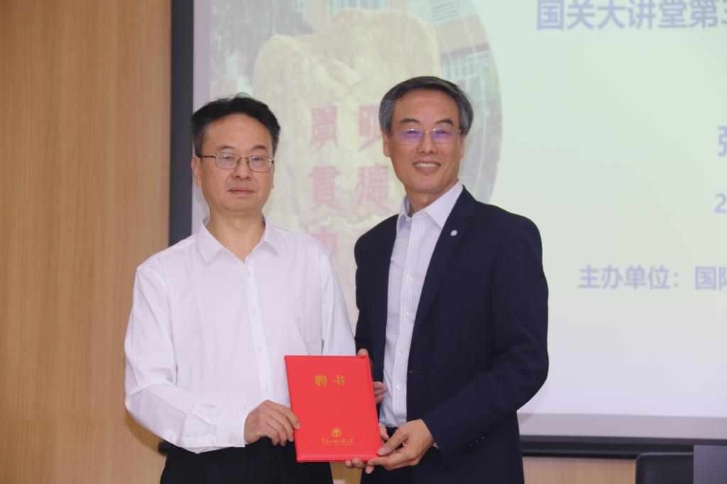 唐小松为张贵洪颁发客座教授聘书.jpg 伟德bv国际体育
