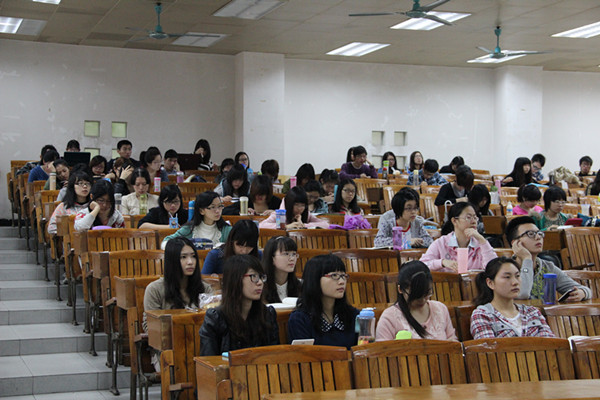 同学们正认真听讲