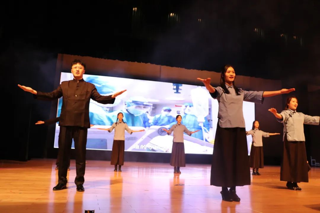 何敏颐(左二)录制手语歌.jpg 伟德bv国际体育