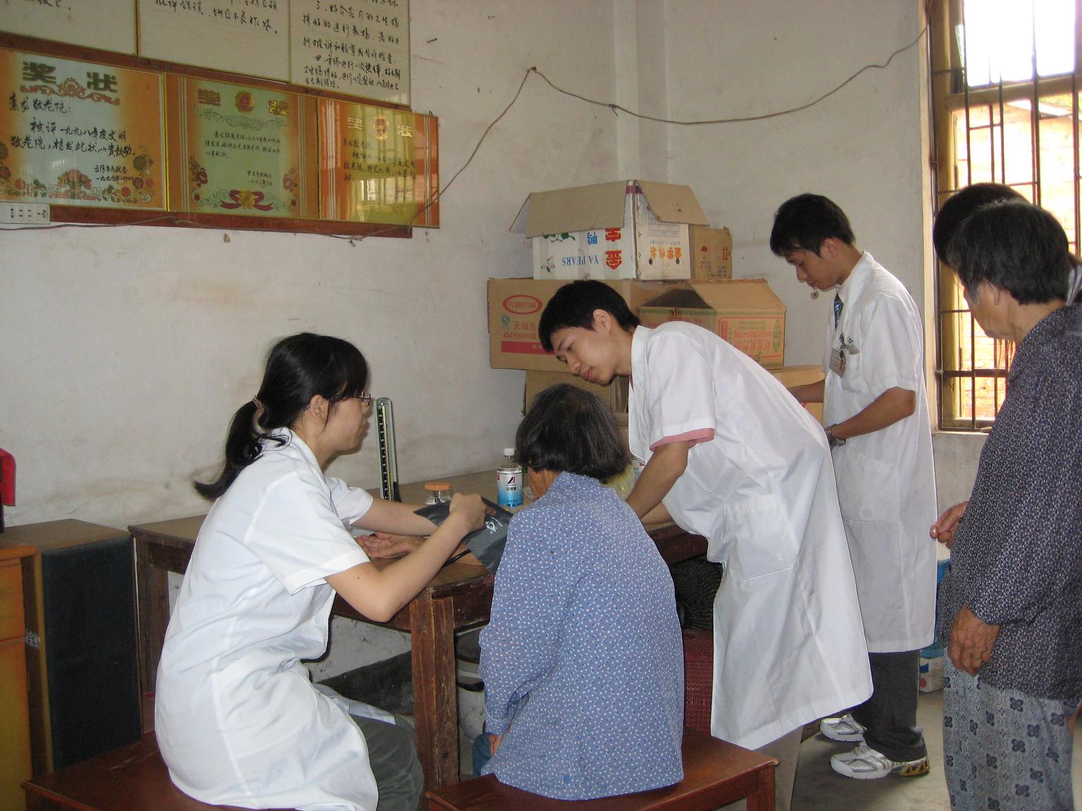 广中医同学们的细心诊疗