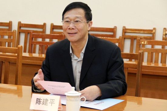 陈建平介绍学校情况