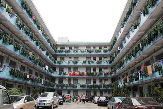 壮观的新生军训服