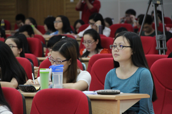 学生认真听讲、做笔记