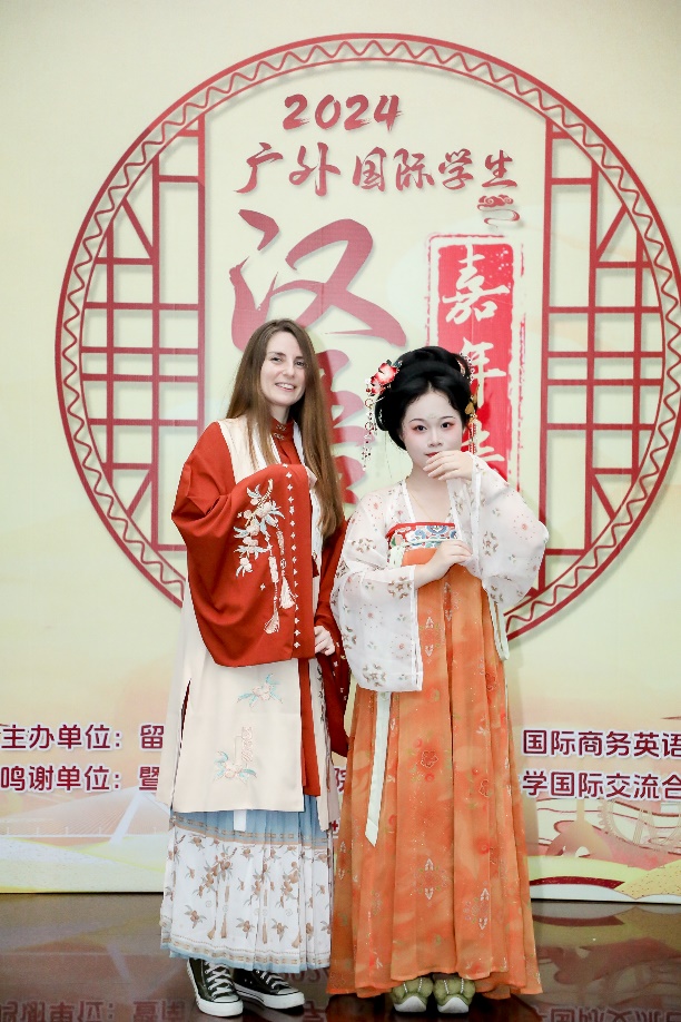 03 观众试穿汉服.jpg 伟德bv国际体育