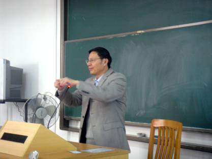 吴显庆对现场师生进行专题讲座