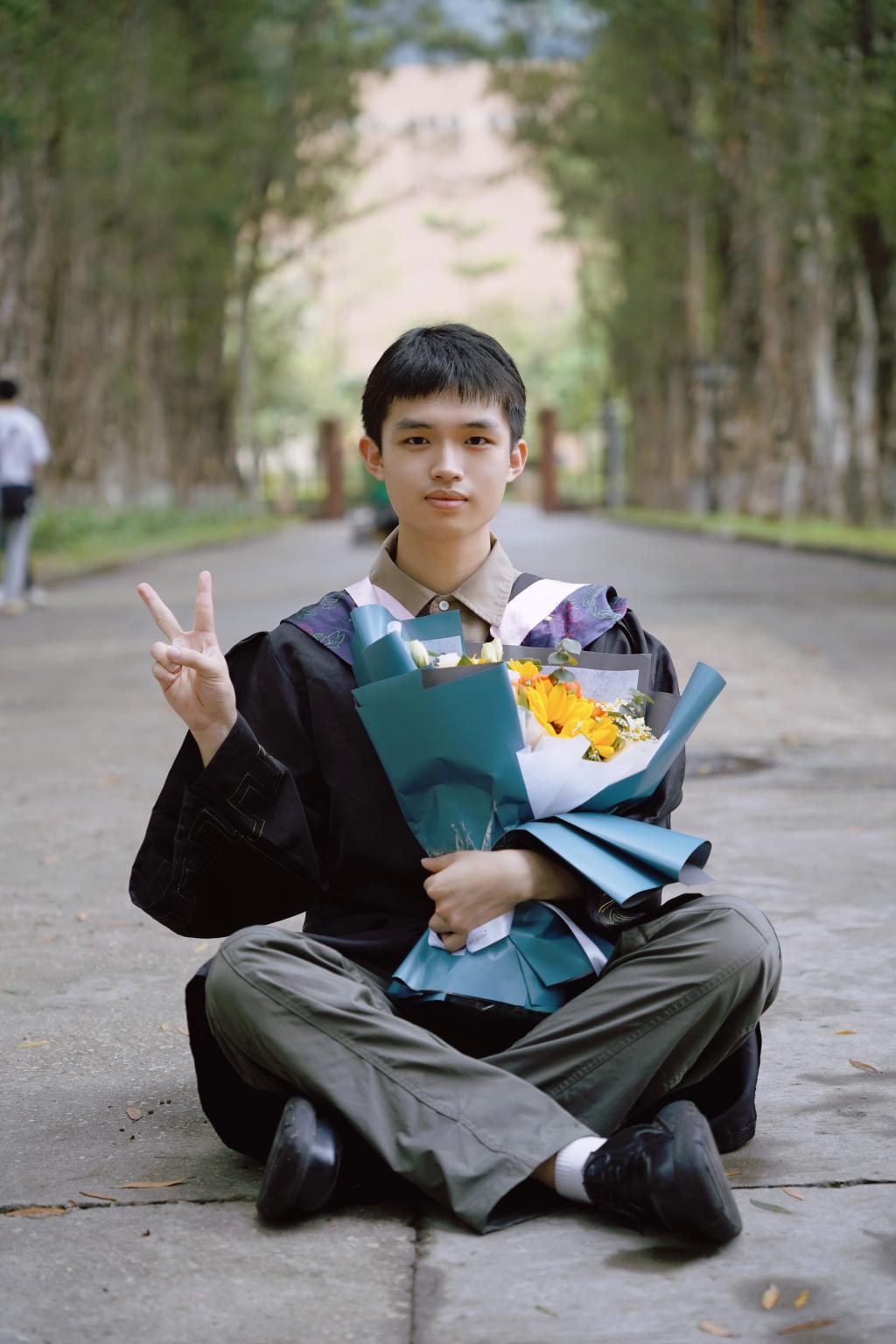 罗万兴毕业照.jpg 伟德bv国际体育