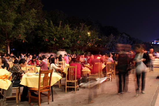 夜茶档客似云来，营业直至凌晨。食客们停下脚步，叹一桌美味，算是对自己辛苦忙碌一天最好的犒赏了。