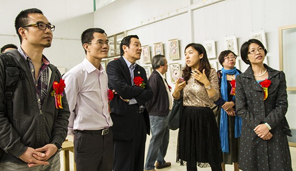 青年教师向方凡泉汇报指导学生毕业创作情况