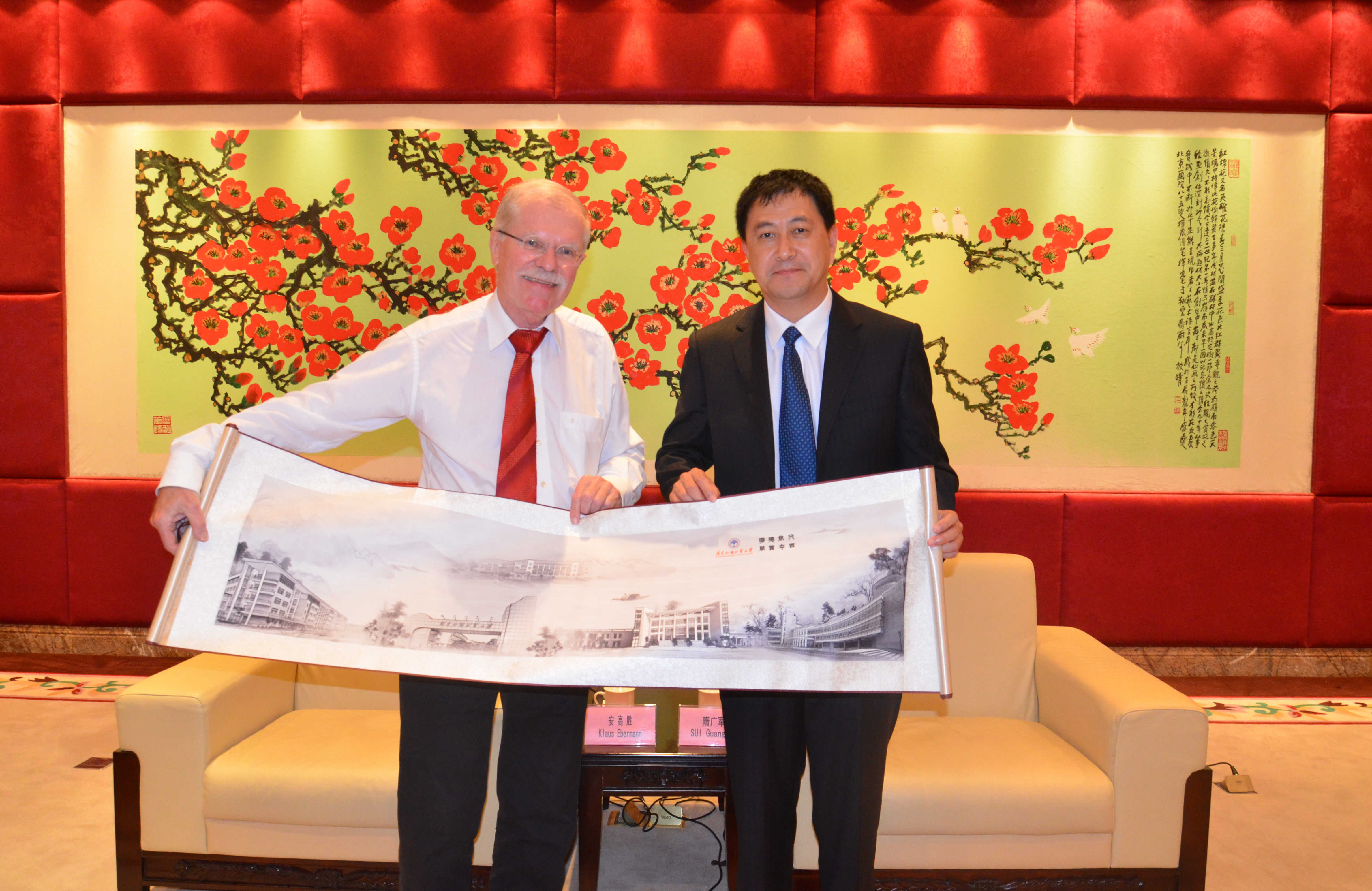 隋广军向安高胜赠送纪念品