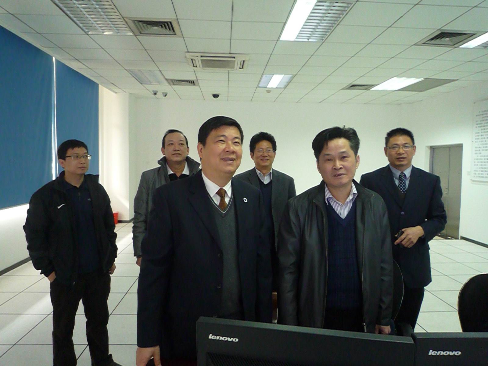 领导视察监控室