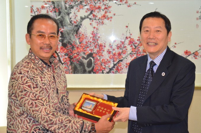 方凡泉副校长向艾迪•尤索夫赠送纪念品