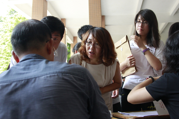 新生报到，父母也认真询问