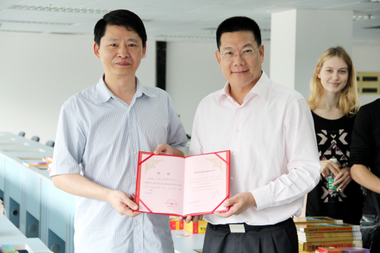 仲伟合校长代表学校颁发赠书证书
