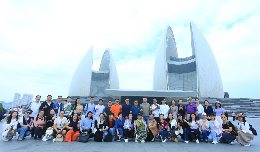 日月贝大剧院外合影.jpg 伟德bv国际体育