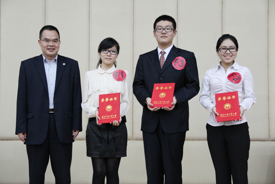 植秀聪为获得一等奖的队伍颁奖