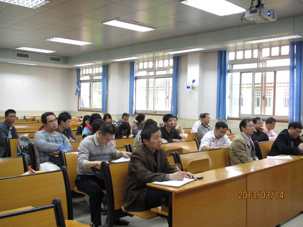 思政学院师生认真听取讲座