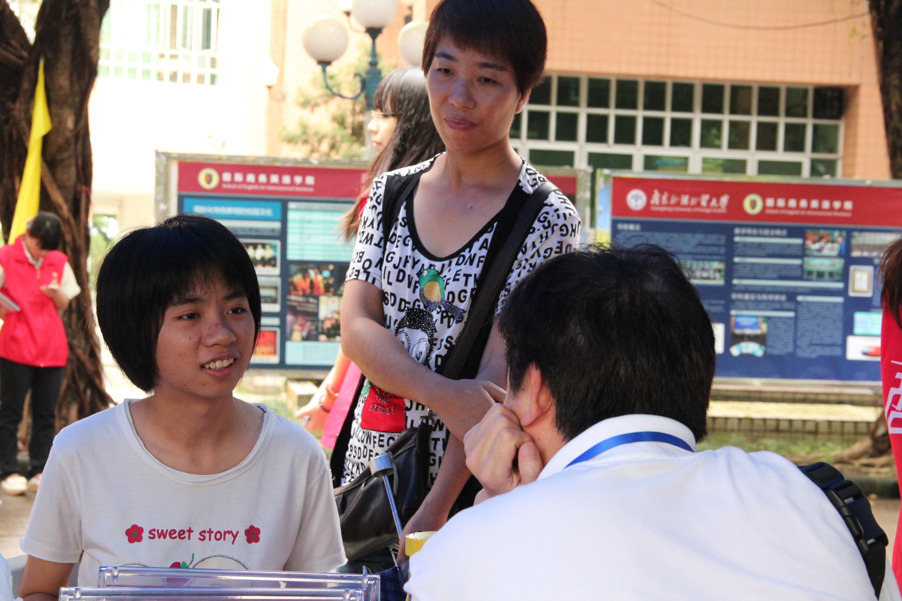 老师为学生解答疑难