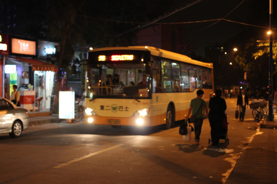 夜幕降临，夜巴车灯亮起
