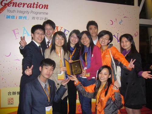 图为：我院学子与对外经济贸易大学学生交换礼物