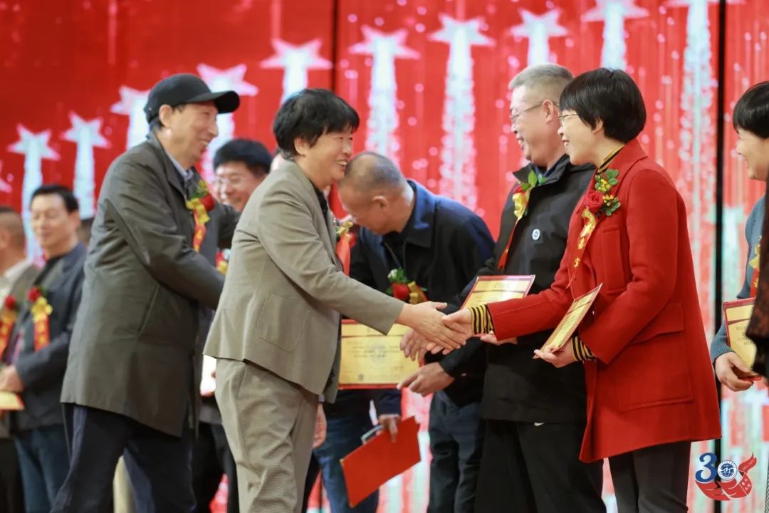 颁奖仪式2.jpg 伟德bv国际体育