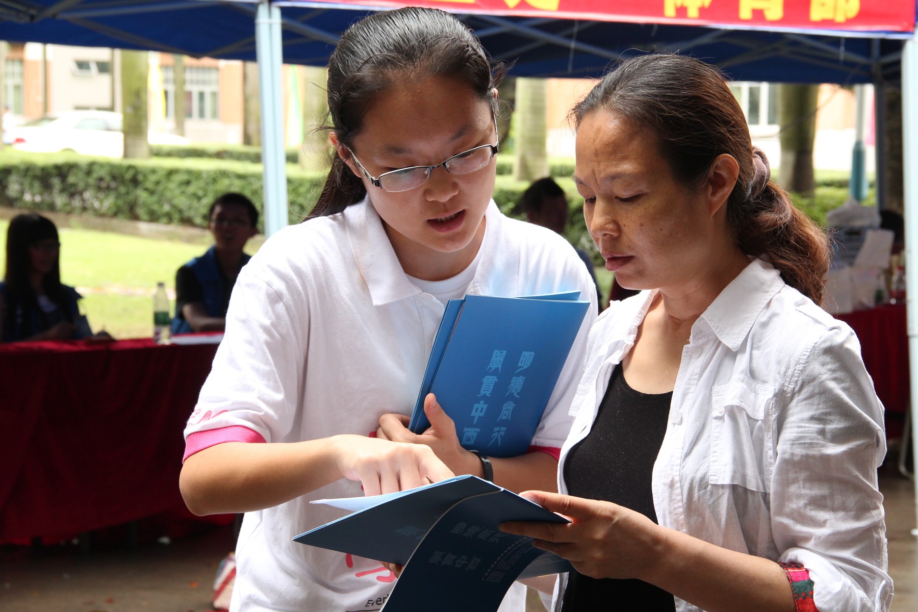 学生志愿者热情为前来咨询的家长服务