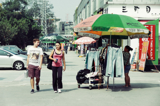 一些小摊档也要接近中午才开始营业，商业街稍显冷清。