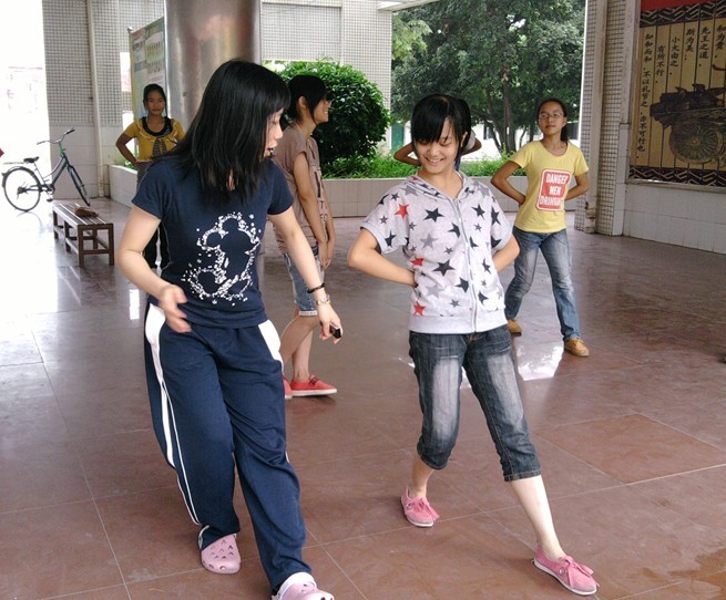 队员魏敏耐心纠正同学动作