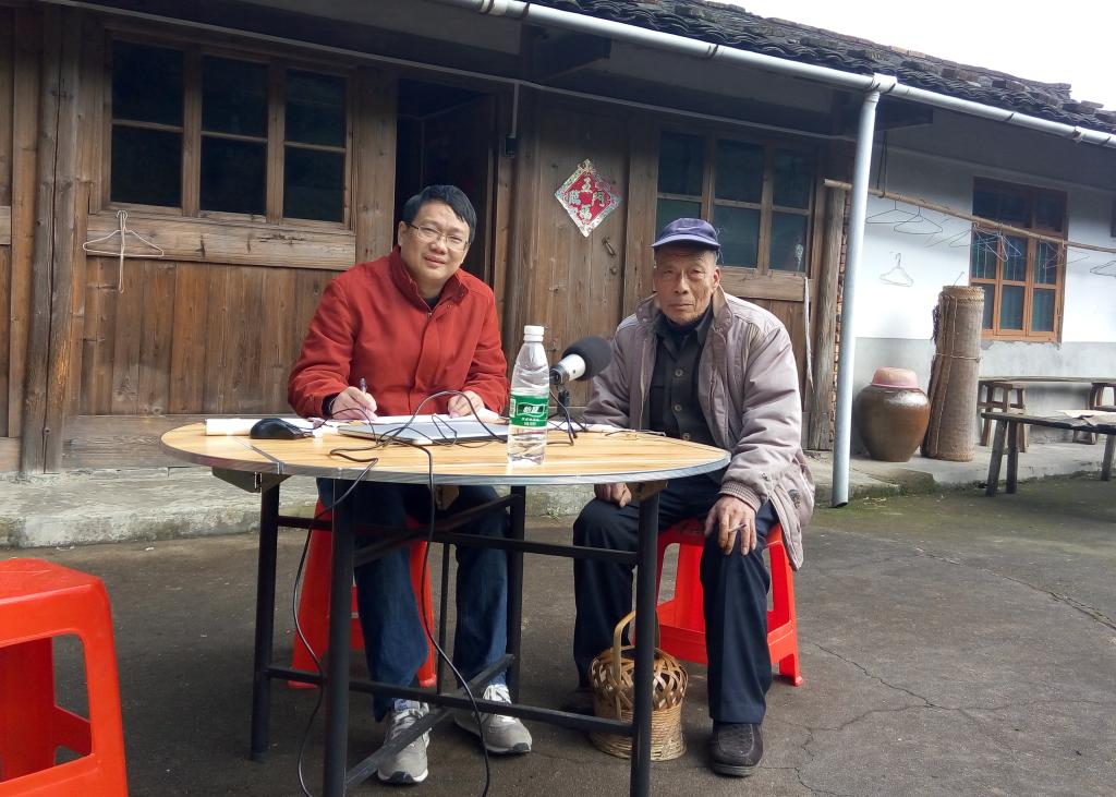 严修鸿在乡下记录方言.jpg 伟德bv国际体育