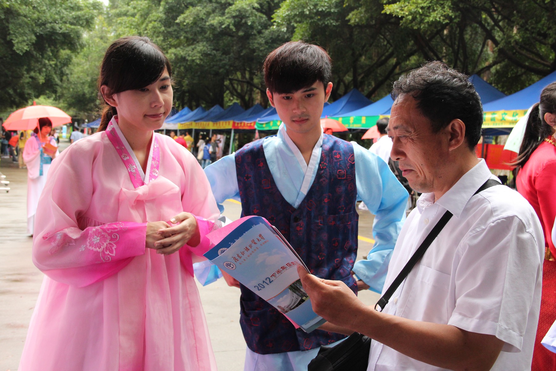 学生们穿着特色的服饰为家长介绍广外