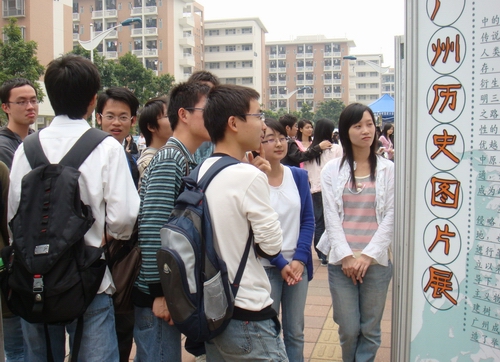 同学们纷纷驻足