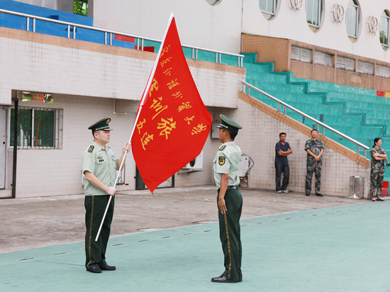军训旅旅长余刚向军训各连授旗