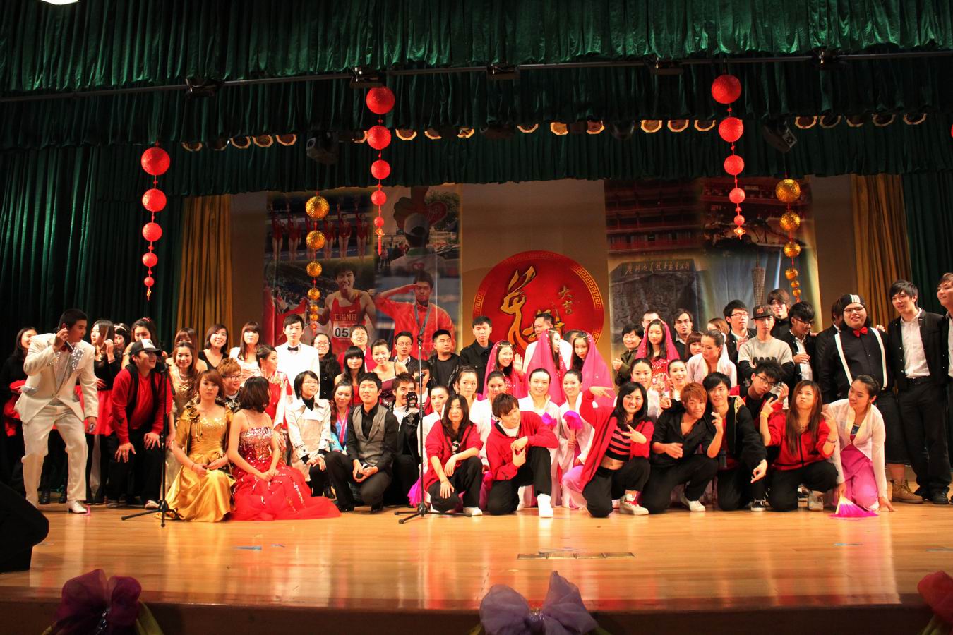 领导、嘉宾和演员合影留念