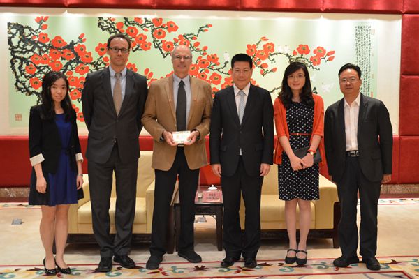 来宾与伟德bv国际体育代表合影