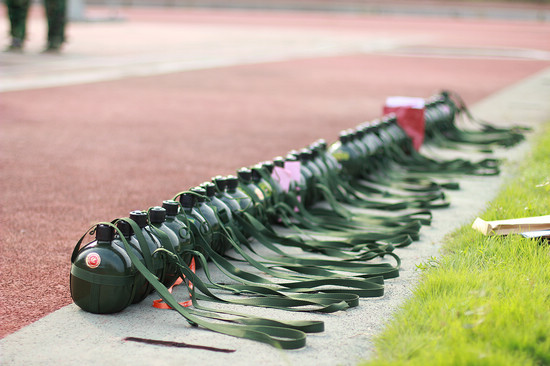 整齐的水壶代表着严谨的纪律性