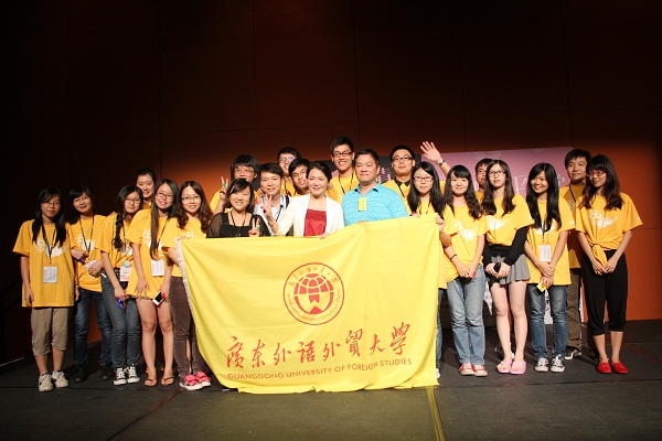 伟德bv国际体育学子与香港青年交流促进联会代表合影