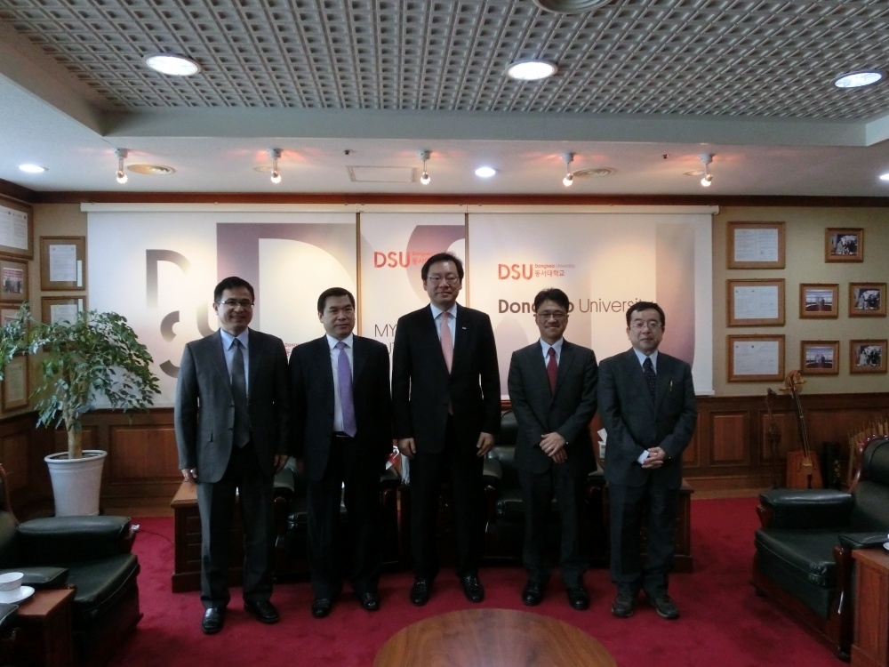 东西大学校长张济国与伟德bv国际体育及立命馆大学项目负责人合照